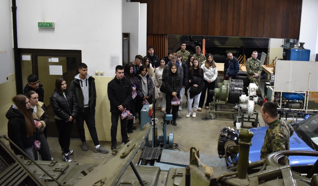 Učenici Pravno - poslovne škole „Dimitrije Davidović“ posetili Vojnu akademiju