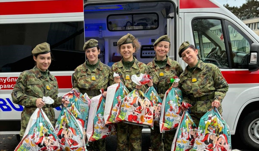 Кадети уручили новогодишње пакетиће деци у Тиршовој