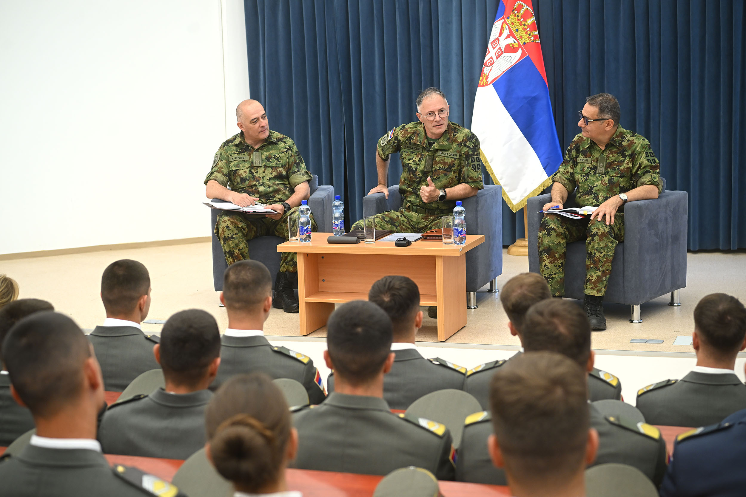 Начелник Генералштаба са будућим официрима Војске Србије