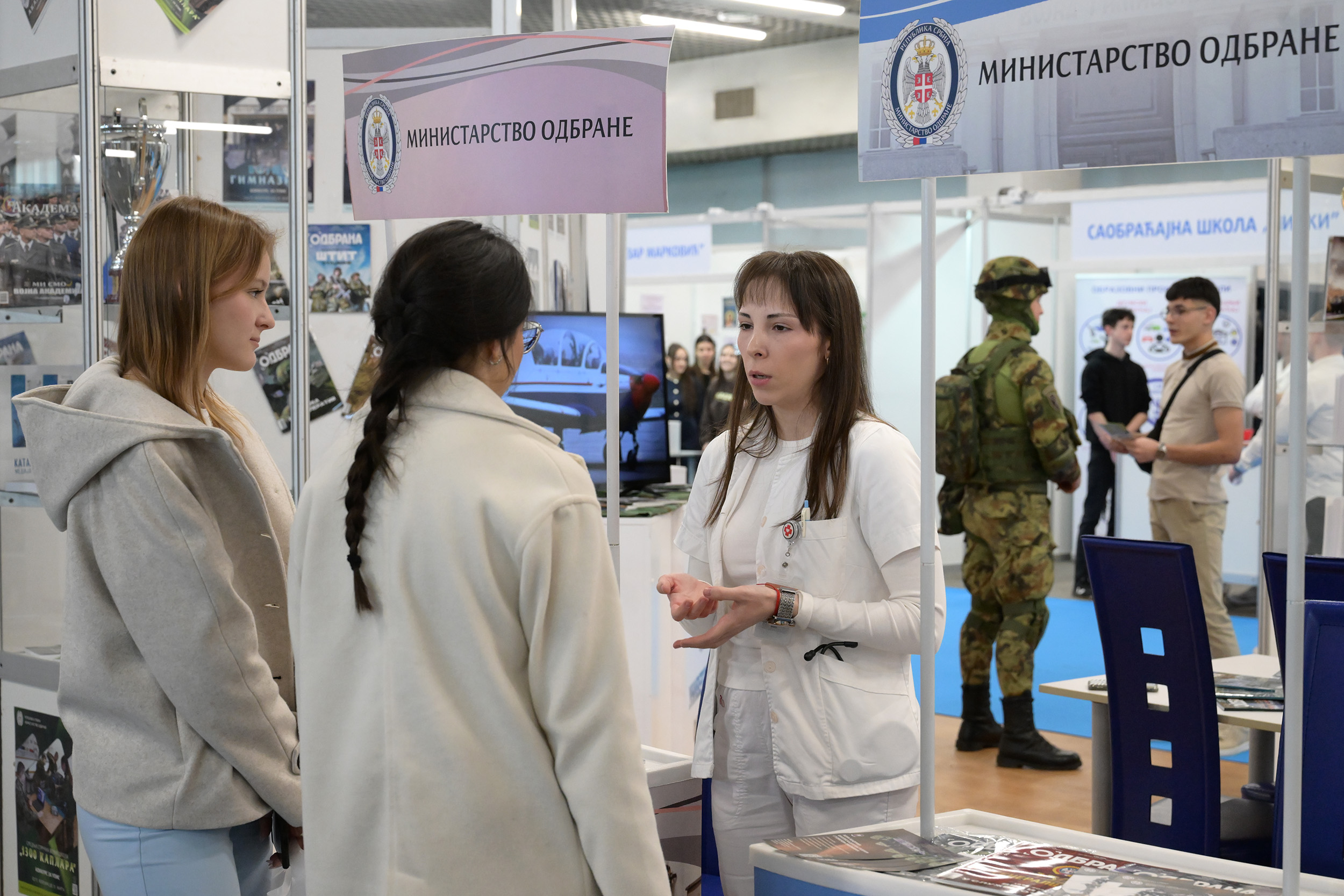 Универзитет одбране представља образовне програме војних школа на сајму „Путокази“ у Новом Саду