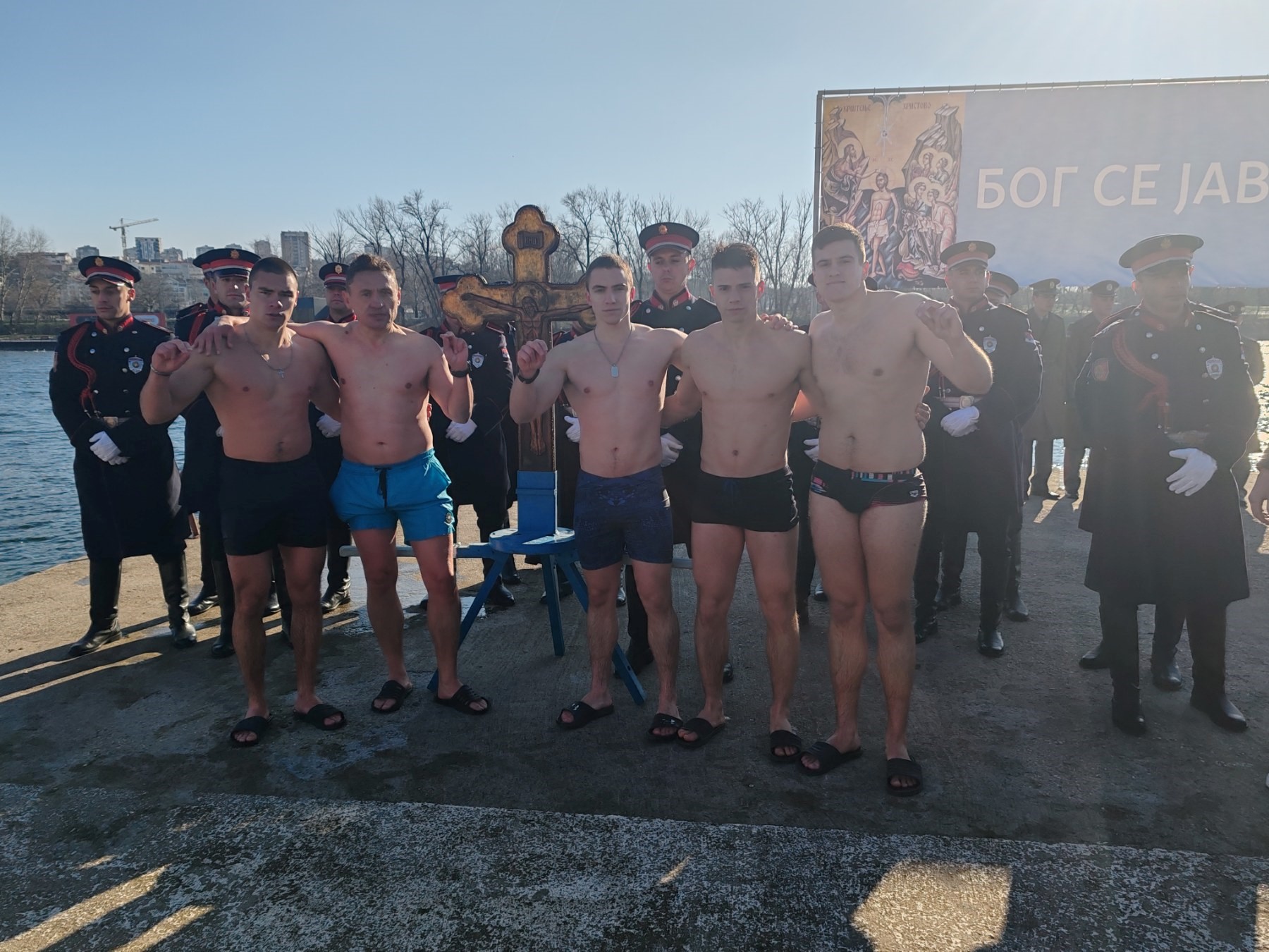 Припадници Војне академије обележили Богојављење пливањем за Часни крст