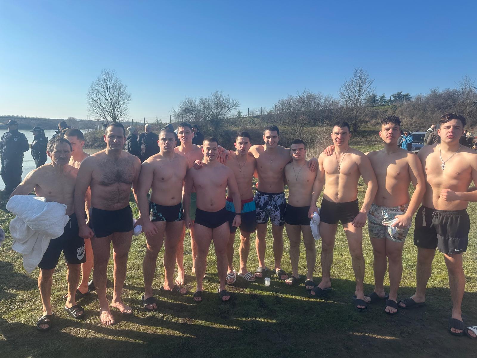 Припадници Војне академије обележили Богојављење пливањем за Часни крст